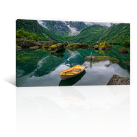 Lago Con Bote Amairllo