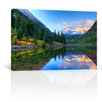 Montañas Y Lago Verde